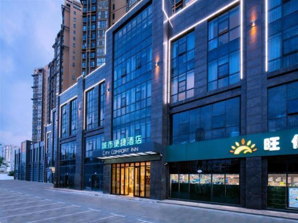 um edifício numa rua numa cidade em City Comfort Inn Haikou Xiuying District Wanda Plaza em Pin-lien