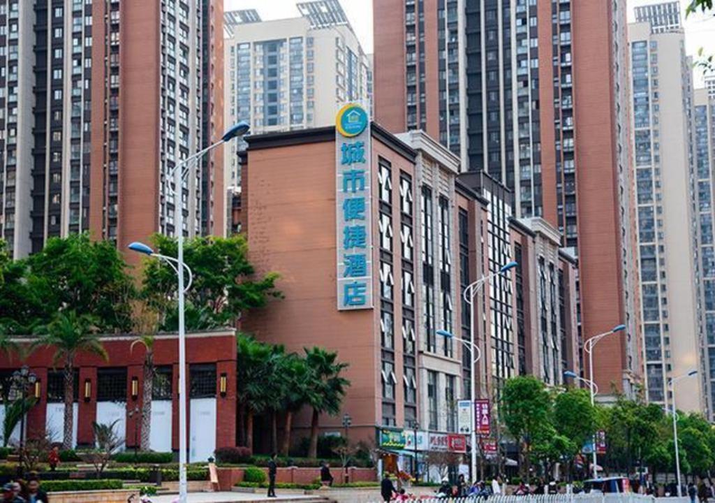 budynek w mieście z wysokimi budynkami w obiekcie City Comfort Inn Kunming Xinluojiu Bay Guangju Road w mieście Kunming