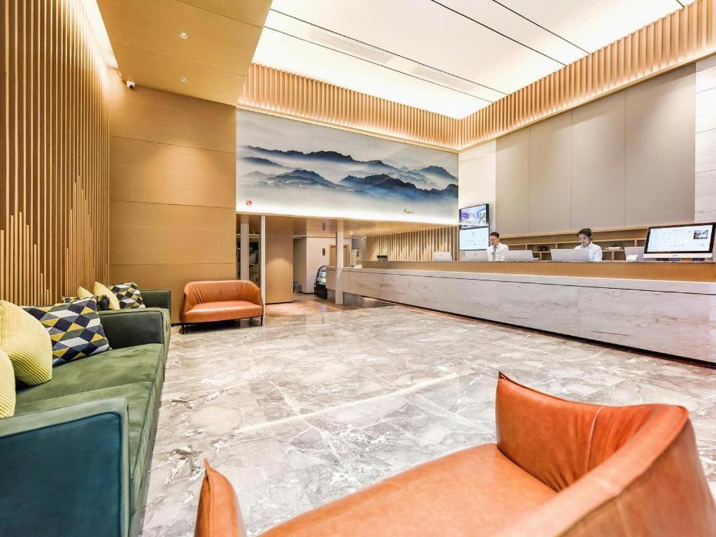 un vestíbulo de un hotel con sala de espera en City Comfort Inn Guiyang Airport Future Ark en Guiyang