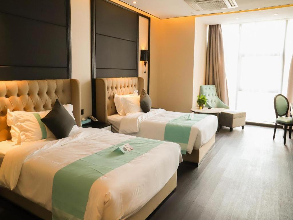 南昌市にあるXana Hotelle Nanchang Gaoxin Avenue Juren Internationalのホテルルーム ベッド2台&椅子付