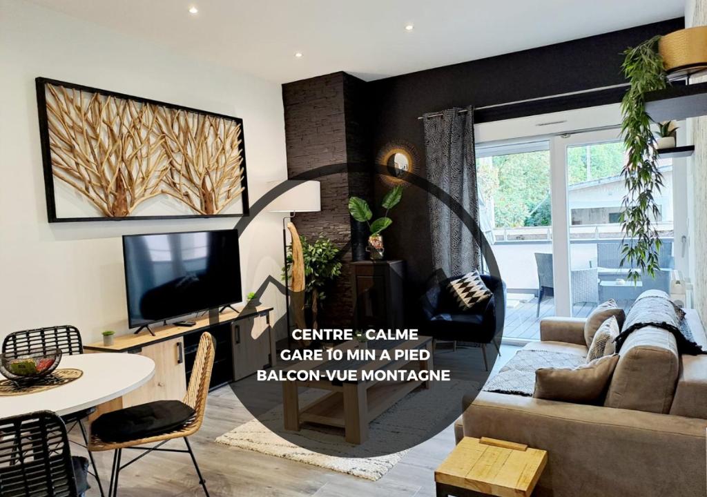 een woonkamer met een bank en een tv bij Black&White Home-by So'SerenityHome-Balcon-Parking in Cluses