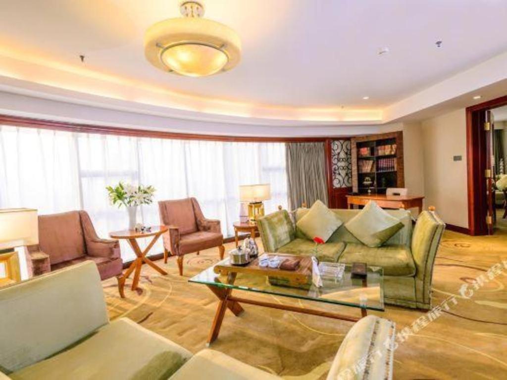 a living room with a couch and a table at Dahe Jinjiang Hotel in Yanzhuang