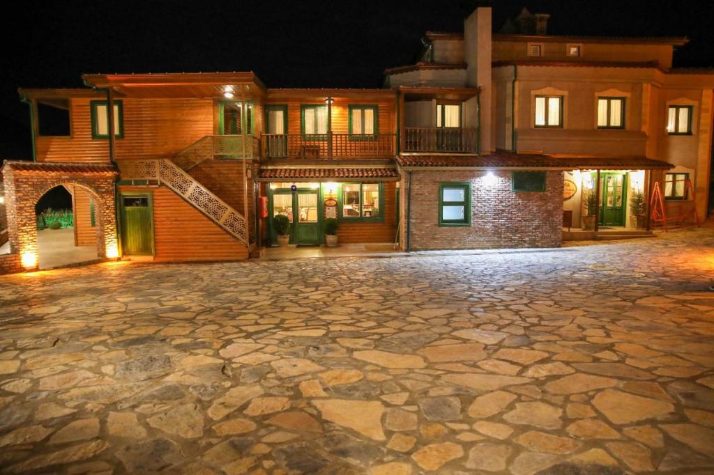 uma entrada vazia em frente a uma casa à noite em Kazdağı Atila Bey Konağı em Ayvacık