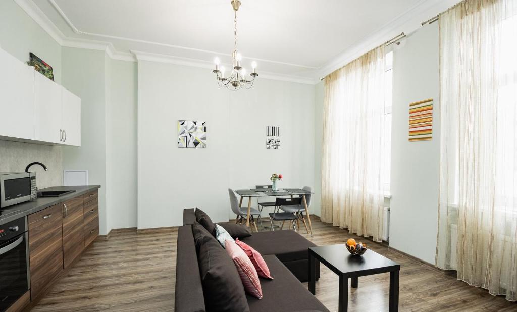 un soggiorno con divano e tavolo di Art Deco One-Bedroom Suite in Library House with Free 5G WiFi a Riga