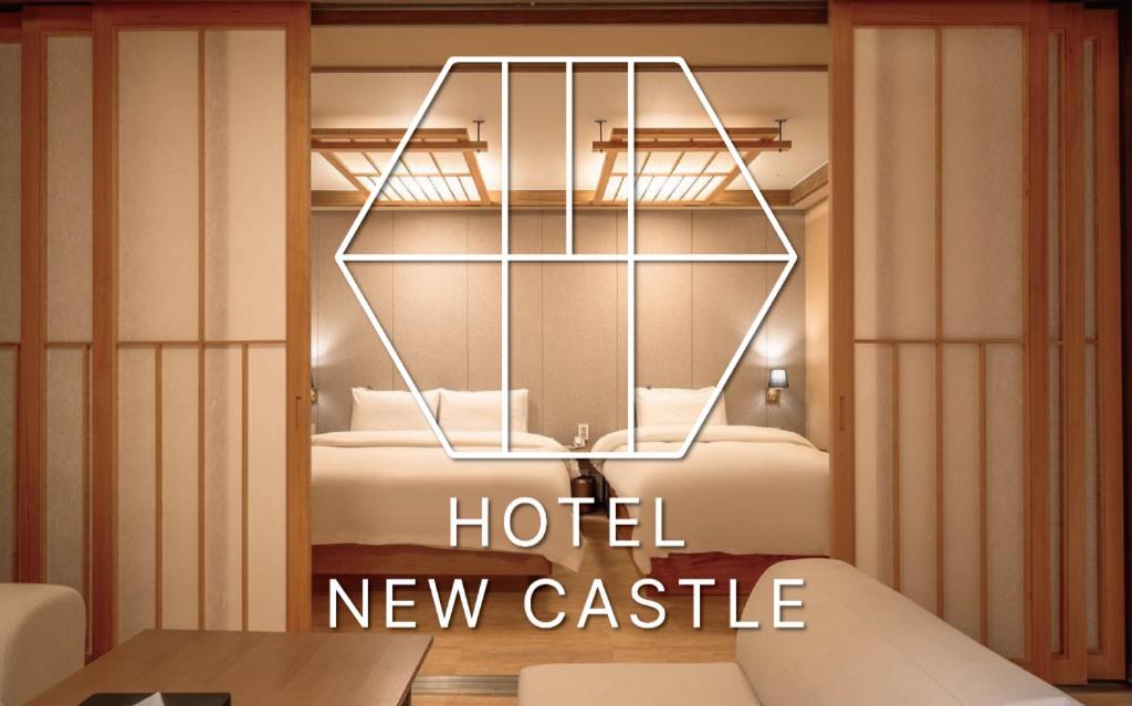Hotel New Castle في انشيون: لافتة قلعة جديدة للفندق مع سرير في غرفة