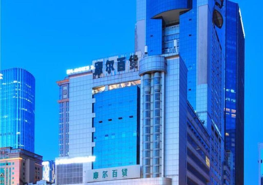 un edificio alto con ventanas azules en una ciudad en Borrman Hotel Chengdu Chunxi Road Tianfu Square Metro Station en Chengdú