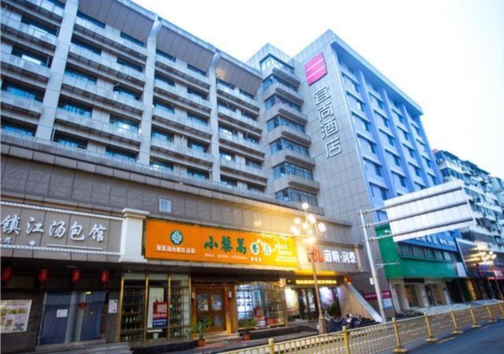 grupa wysokich budynków na ulicy miejskiej w obiekcie Echarm Hotel Nanchang Bayi Square Metro Station Wushang MALL w mieście Nanchang