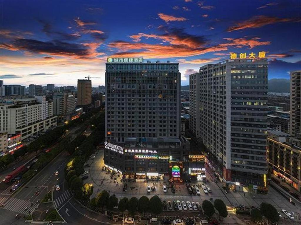 南寧的住宿－City Comfort Inn Nanning Keyuan Avenue Metro Station，享有夜间城市景观和建筑