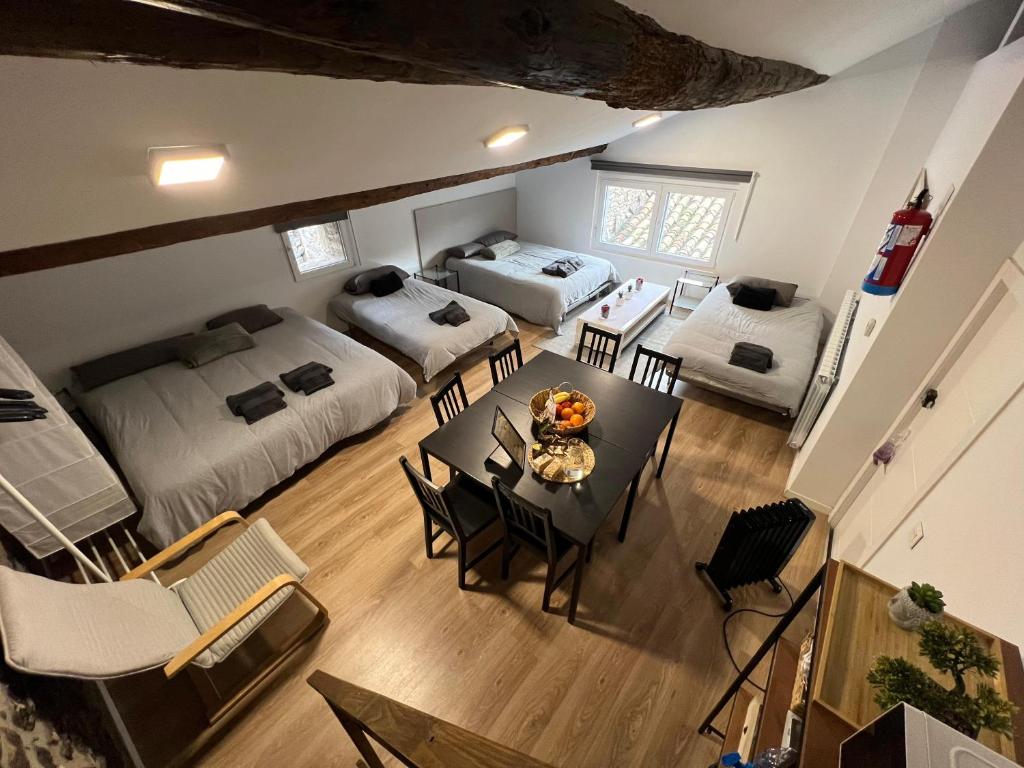 una vista aérea de una habitación con 2 camas y una mesa en Casa Girasol en Biescas