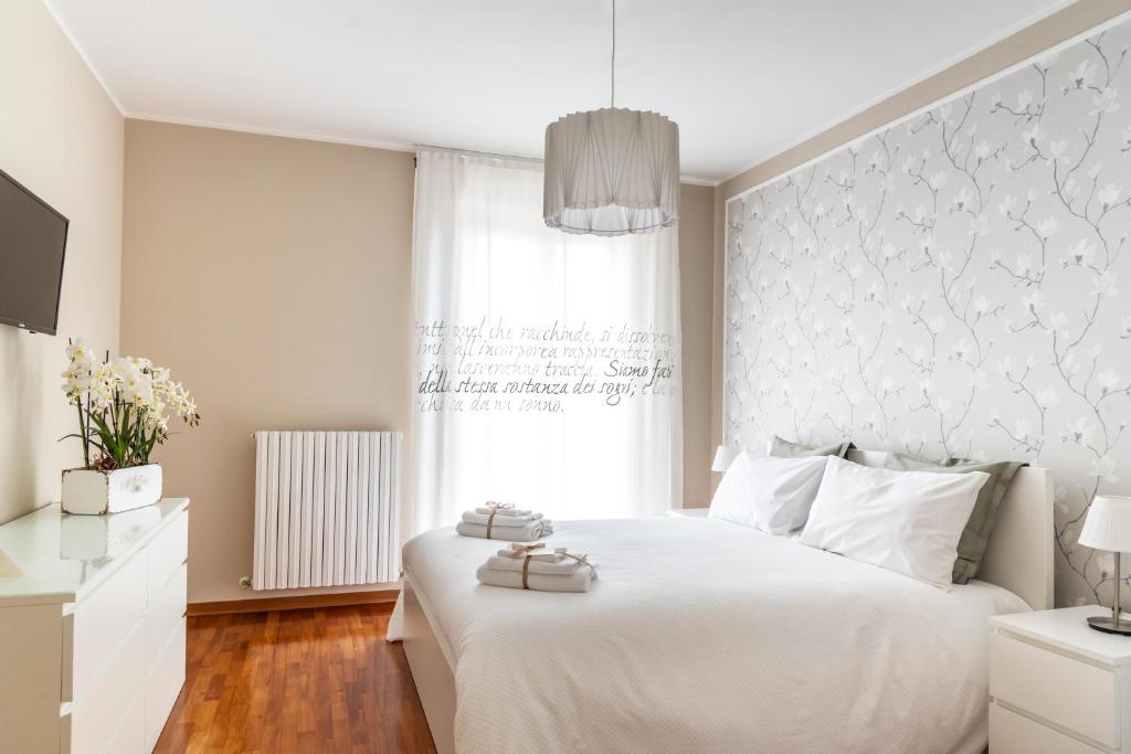 een slaapkamer met een wit bed en een raam bij CASA CON VISTA in Potenza Picena