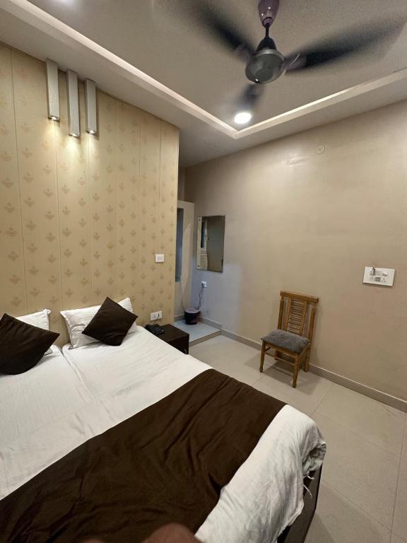Postel nebo postele na pokoji v ubytování HOTEL DEVA INN