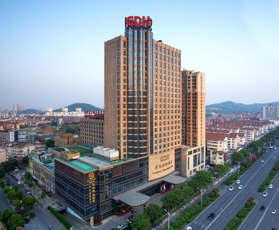 鎮江市にあるBairun Zhenjiang International Hotelの都内の大きな建物の空中