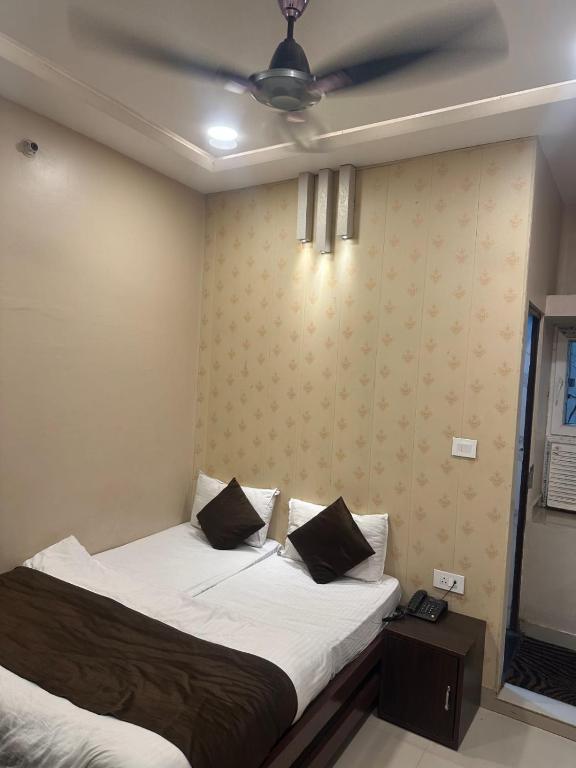 Postel nebo postele na pokoji v ubytování HOTEL DEVA INN