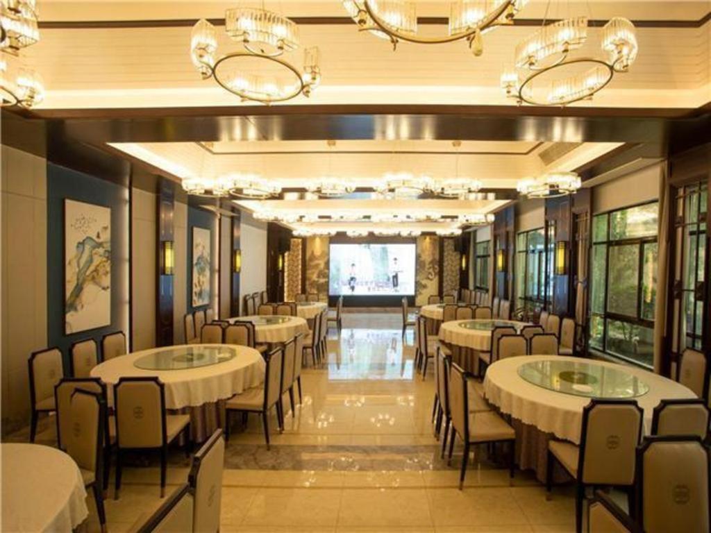 A restaurant or other place to eat at City Comfort Inn Yangzhou Jiangdu North Limin Road