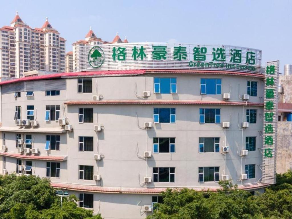 budynek z chińskim napisem na boku w obiekcie Green Tree Inn Express Yulin Chinese Medicine Port w mieście Yulin