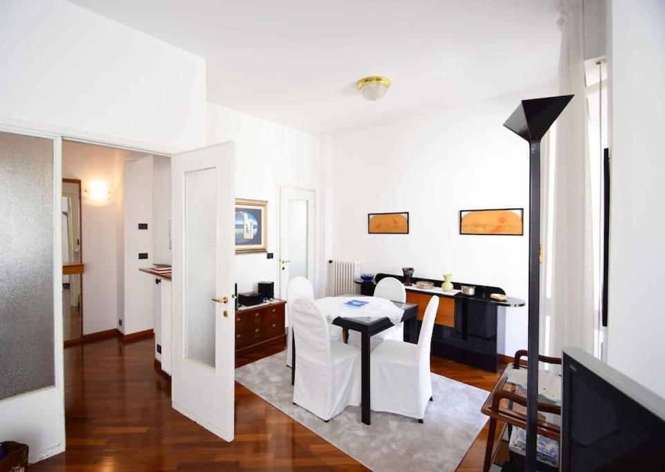 - un salon avec une table et des chaises blanches dans l'établissement Ampio appartamento 8 POSTI LETTO, à Rapallo