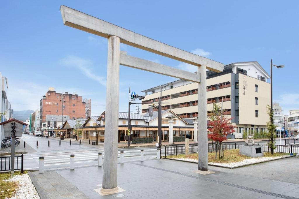 uma grande cruz de madeira em frente a um edifício em Ise Shinsen em Funaechō