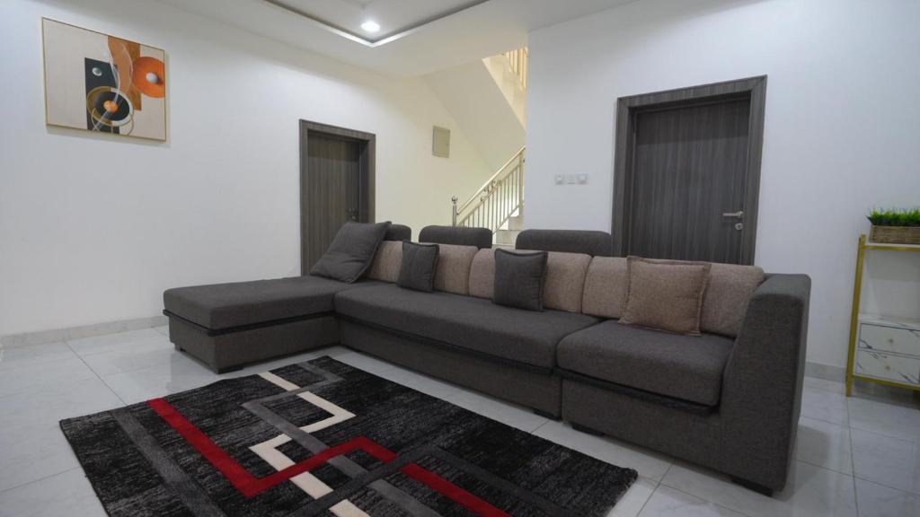 ein Wohnzimmer mit einem Sofa und einem Teppich in der Unterkunft Kris Apartment in Ibadan