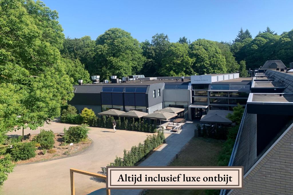 una vista aérea de un edificio con un patio vacío en Hotel Landgoed Zonheuvel, en Doorn