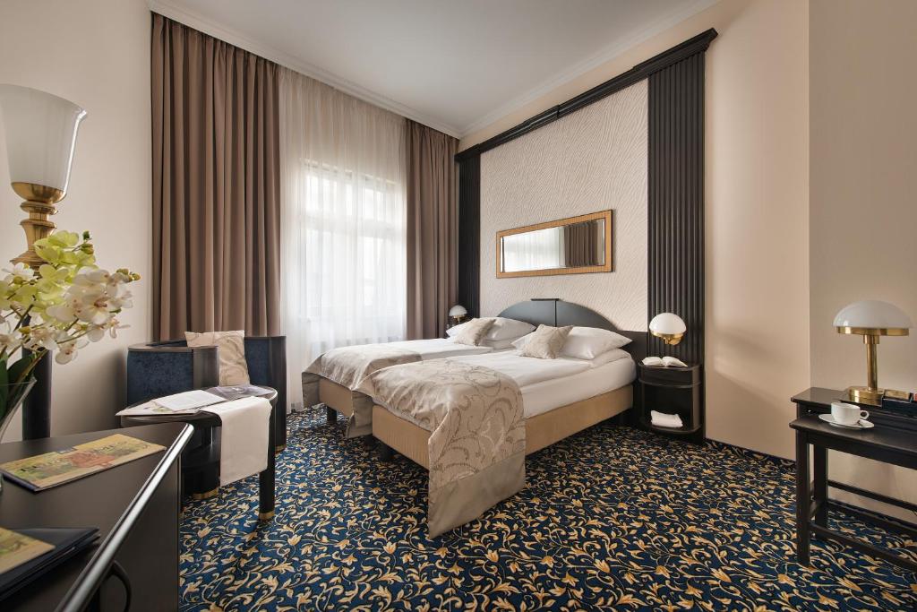 ein Hotelzimmer mit einem großen Bett in einem Zimmer in der Unterkunft Hotel Esprit in Prag