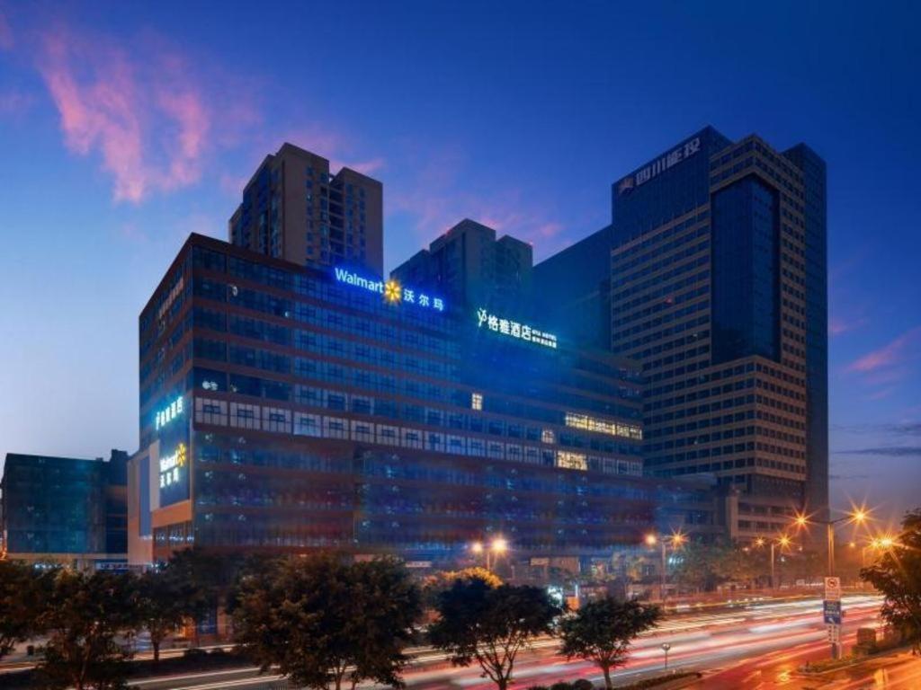 ZhongxingchangにあるGya Hotel Chengdu Global Center Jinchenghu Metro Stationの夜の街灯が灯る大きな建物