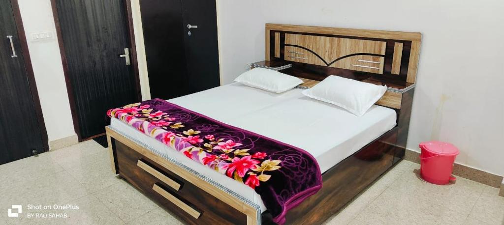 Llit o llits en una habitació de KISHORI DHAM