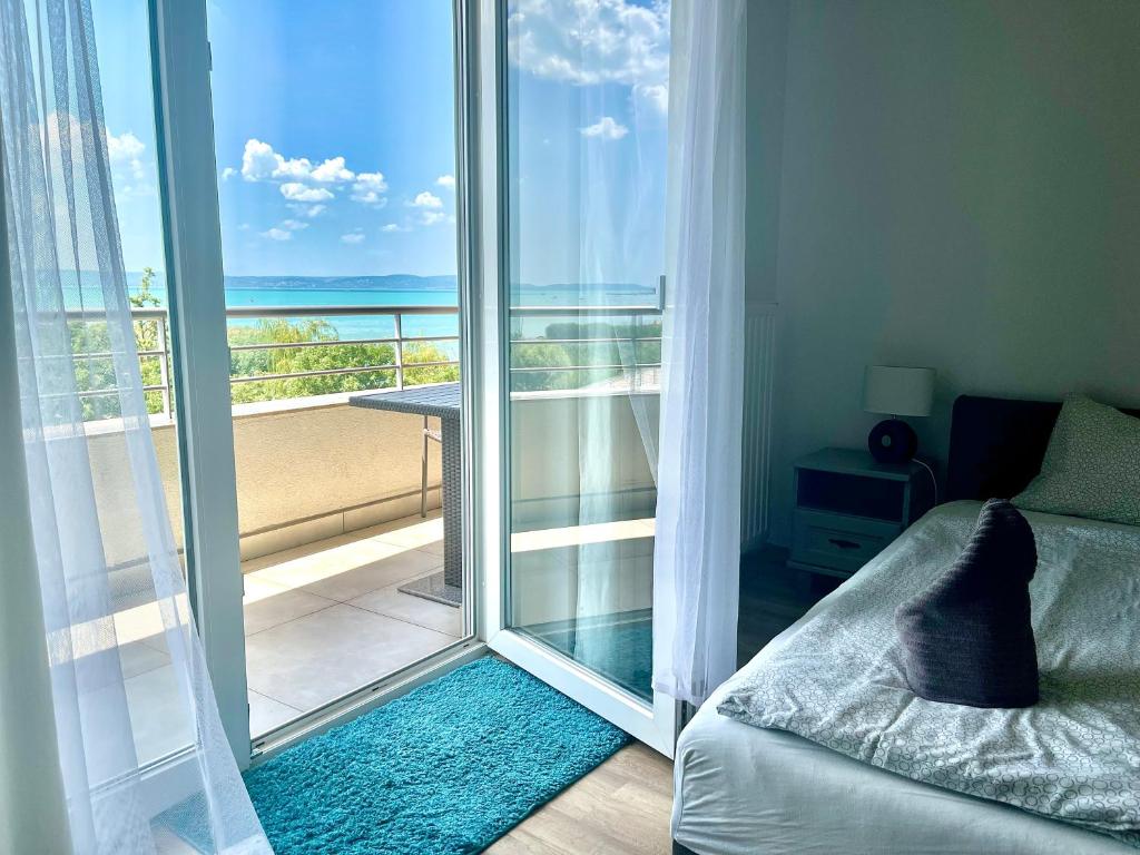 Postel nebo postele na pokoji v ubytování Club218 Holiday Apartman Siófok