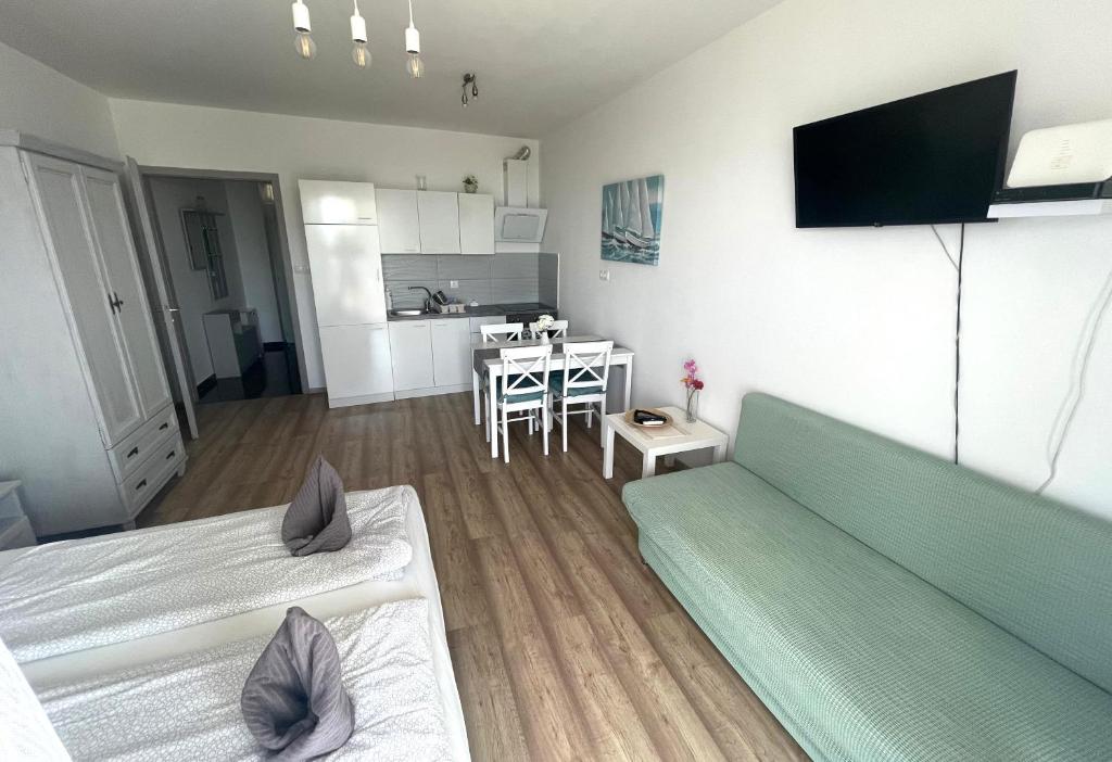Kuchyň nebo kuchyňský kout v ubytování Club218 Holiday Apartman Siófok