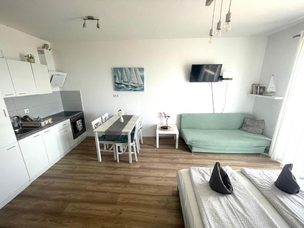 Kuchyň nebo kuchyňský kout v ubytování Club218 Holiday Apartman Siófok