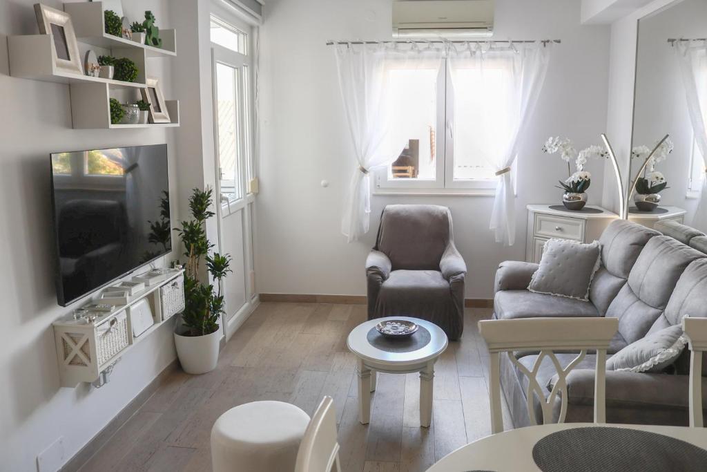 TV a/nebo společenská místnost v ubytování MIRROR apartment