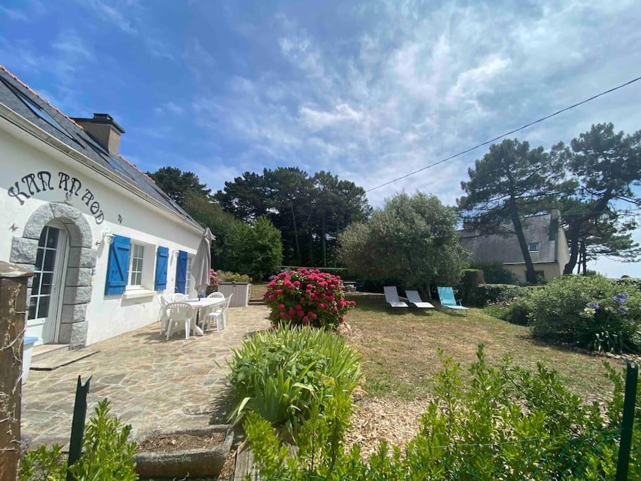 內韋的住宿－Maison de l'Anse, plage à 100m，一个带椅子的庭院和一座建筑