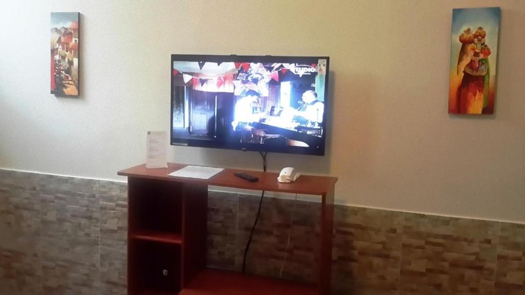 TV a/nebo společenská místnost v ubytování Hotel Pradera Verde Inn
