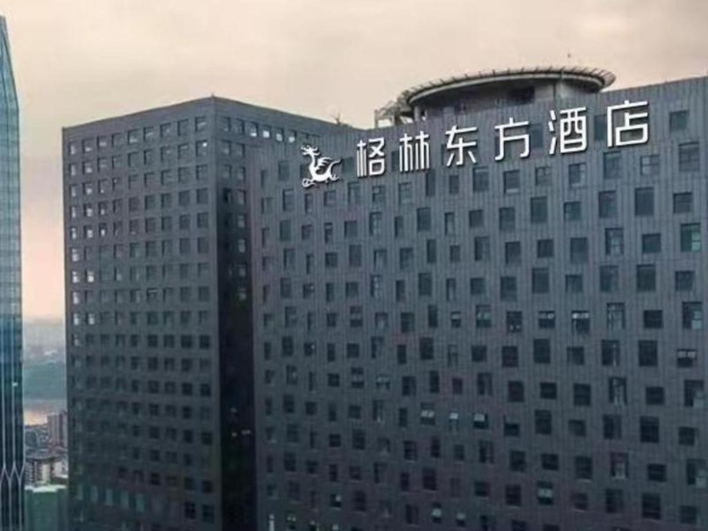 un gran edificio con escritura en un lado en GreenTree Eastern Hotel Nanning Wuxiang Hangyang City, en Nanning