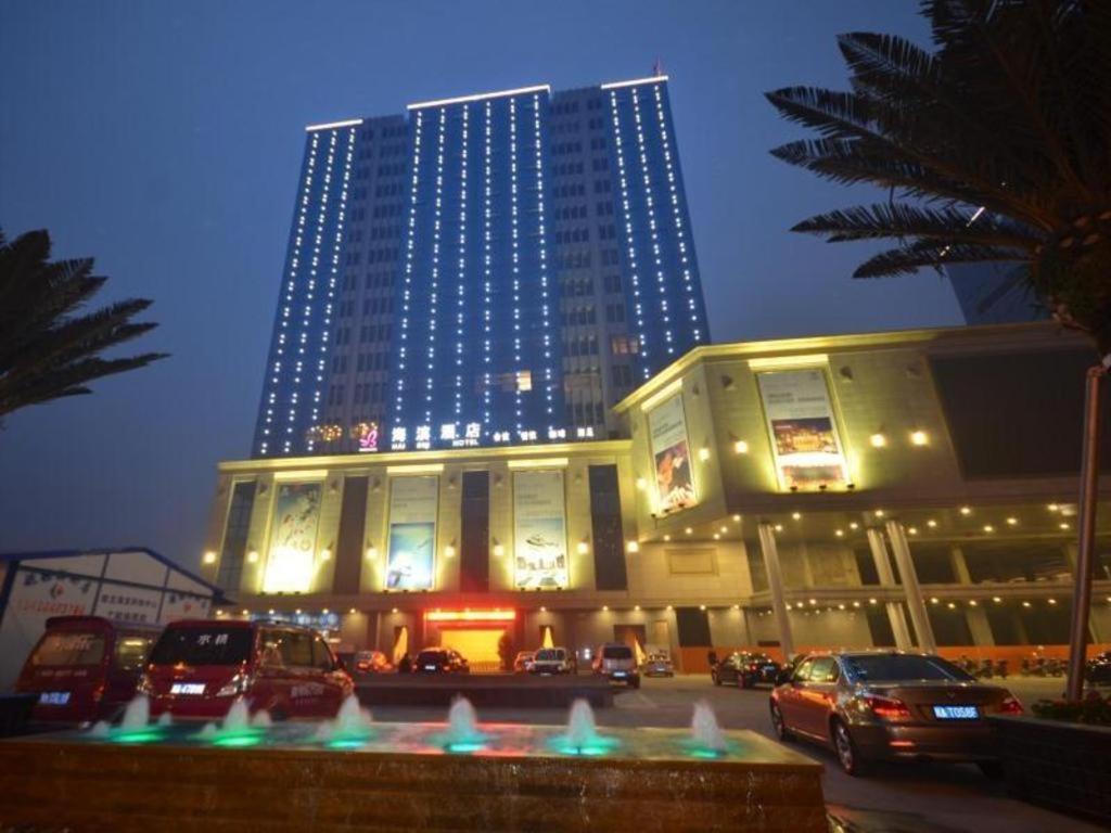 雙流的住宿－VX Hotel Chengdu Jiaolong Port Haibin，一座大型建筑,前面有一个喷泉