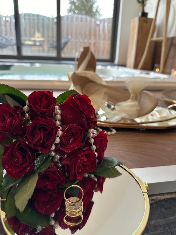 un bouquet de roses rouges assis sur une table dans l'établissement Wellness Loft Huy, à Huy