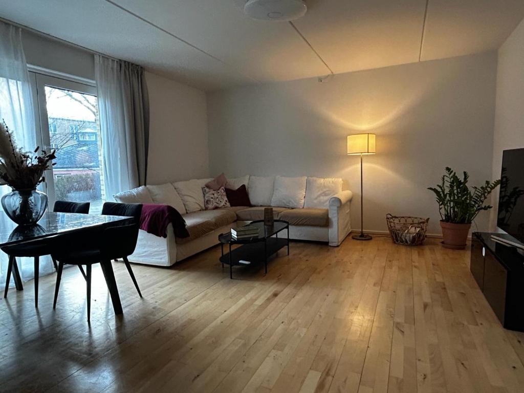 - un salon avec un canapé et une table dans l'établissement 2 room and 1 living room charming family-friendly places, à Copenhague