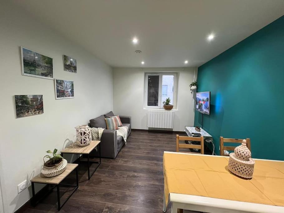 un salon avec un canapé et une table dans l'établissement House BLUE. close of Stade de France., à Stains
