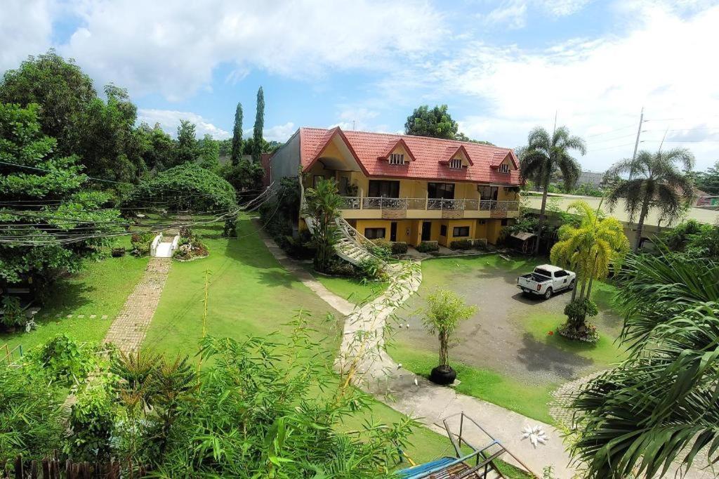 een luchtzicht op een huis met een tuin bij Sunny Point Hotel in Pequeno
