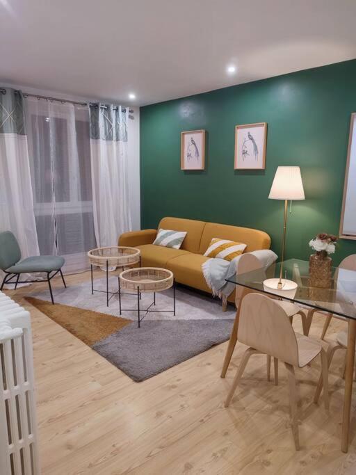 un salon avec un canapé et une table dans l'établissement Jolie 4 pièces, gare de train à 150 m pour aller sur Paris en 15 min, à Deuil-la-Barre