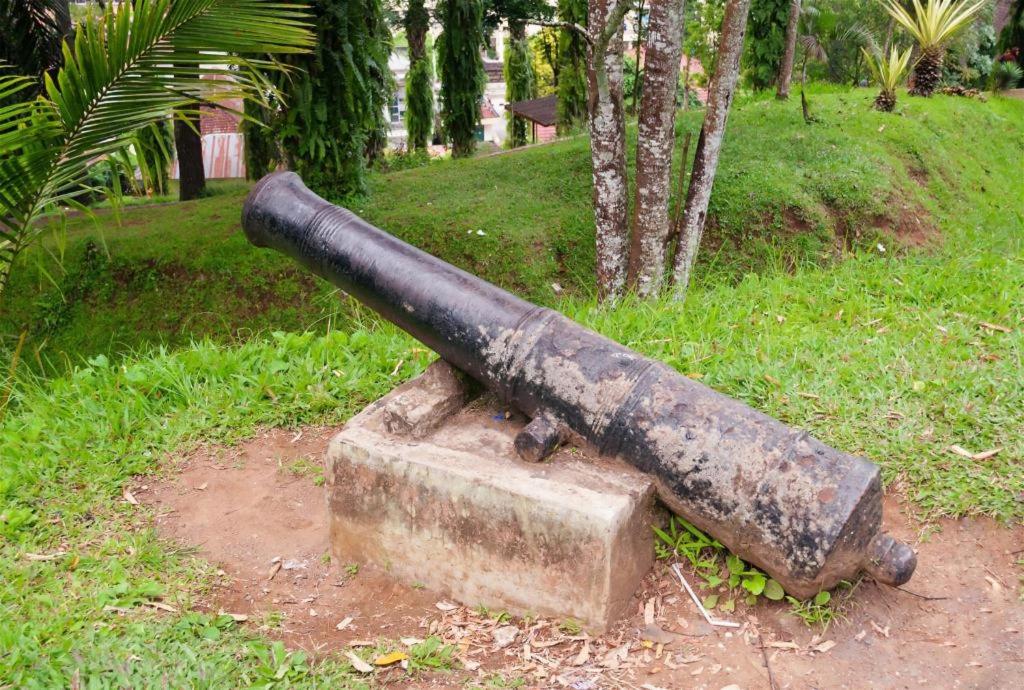 um canhão velho sentado em cima de uma pedra em Pakoan Indah Hotel Bukittinggi em Gadut