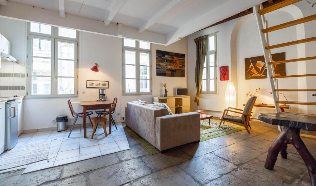 un salon avec un canapé et une table dans l'établissement Le Broc, Charmant T1 Mezz Centre Ville Corum, à Montpellier