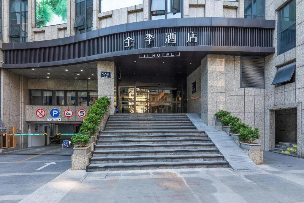 budynek ze schodami przed budynkiem w obiekcie Ji Hotel Hangzhou West Lake Hubin Erqing Building w mieście Hangzhou