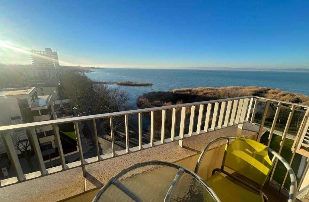 Club218 Holiday Apartman Siófok - Apartment With Lake View