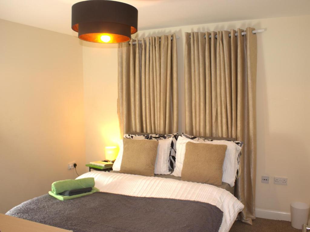 Schlafzimmer mit einem Bett und einem großen Fenster in der Unterkunft Spacious 2BR flat in Central London near Elephant and Castle station in London