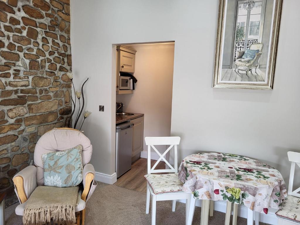 Posezení v ubytování Charming 2-Bed Apartment in Donegal Town Centre