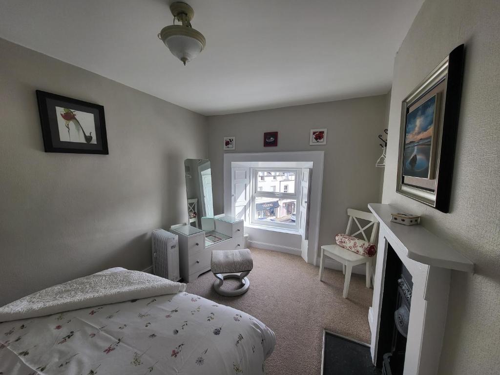 Postel nebo postele na pokoji v ubytování Charming 2-Bed Apartment in Donegal Town Centre