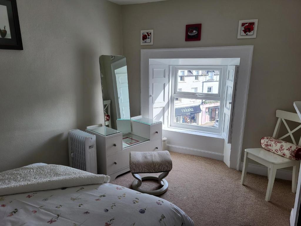 Postel nebo postele na pokoji v ubytování Charming 2-Bed Apartment in Donegal Town Centre