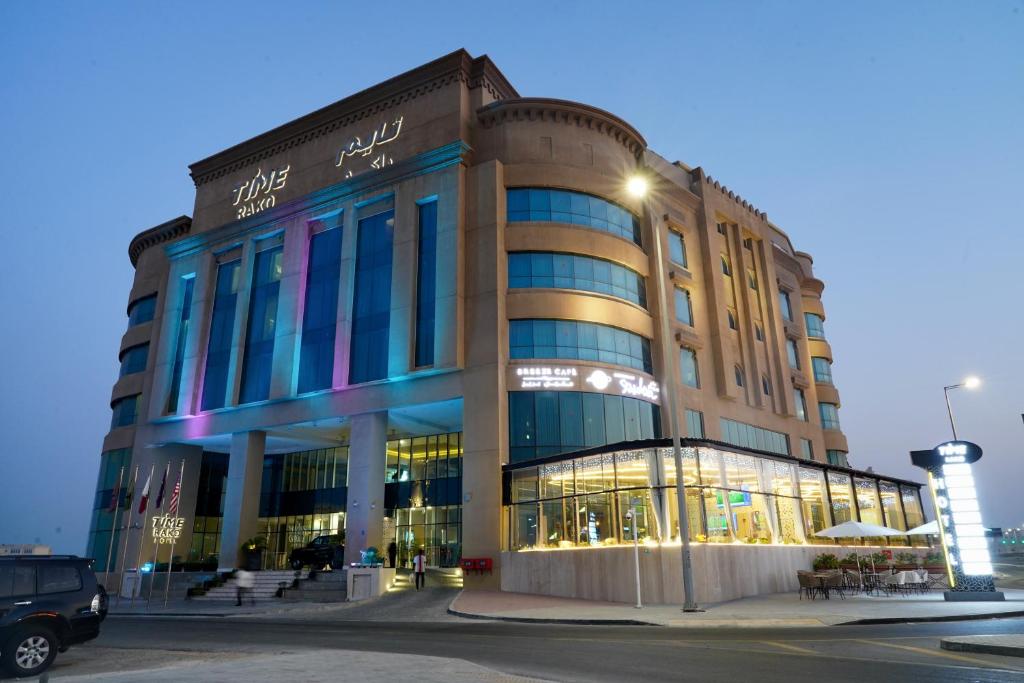 ein großes Gebäude mit vielen Fenstern in der Unterkunft TIME Rako Hotel in Al Wakrah