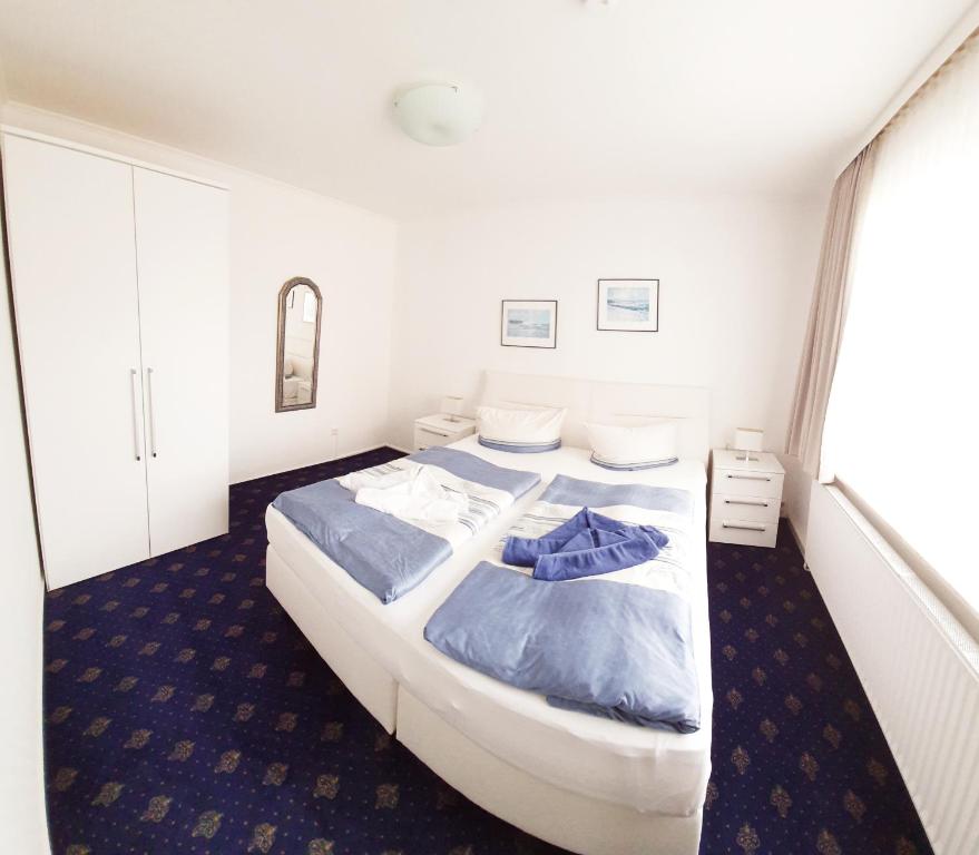 Postel nebo postele na pokoji v ubytování Hotel-Pension Haus Hubertus