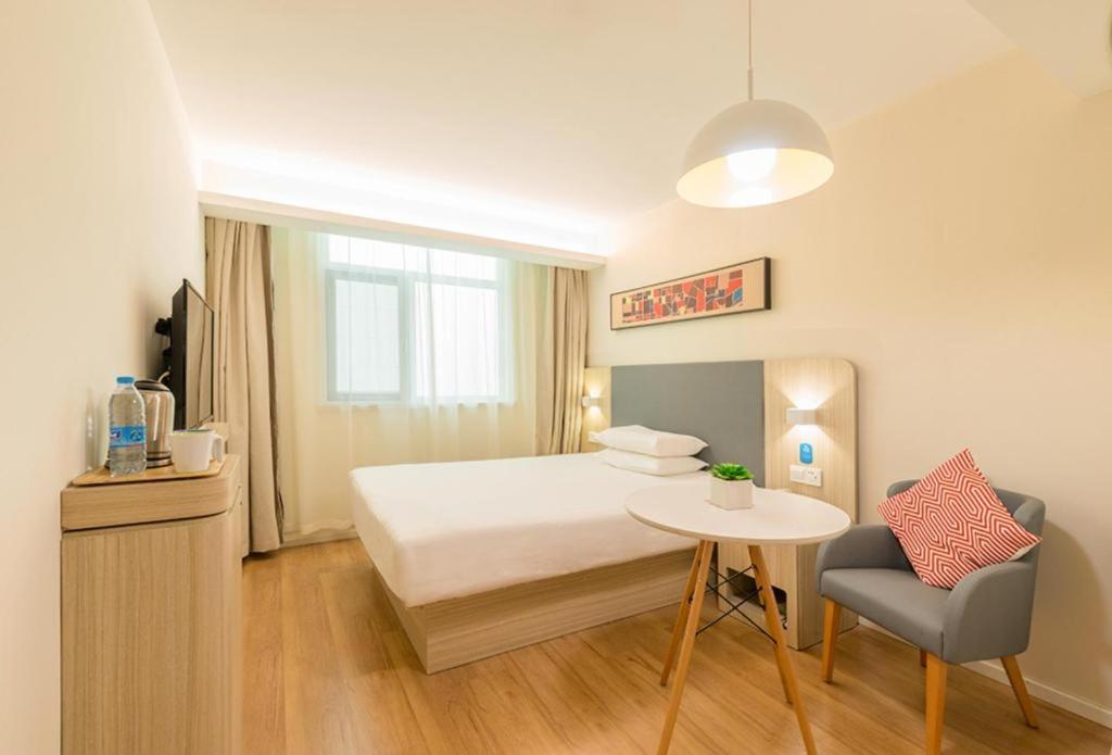 Uma cama ou camas num quarto em Hanting Hotel Guiyang Railway Metro Station